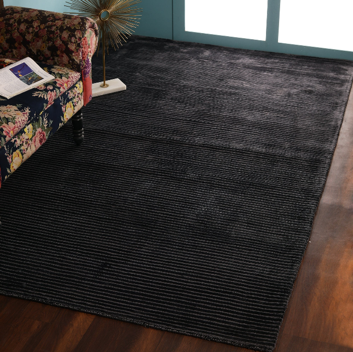 PEQURA Wool Textured Black Rug – Handwoven Minimalist Carpet with Horizontal Grain Finish