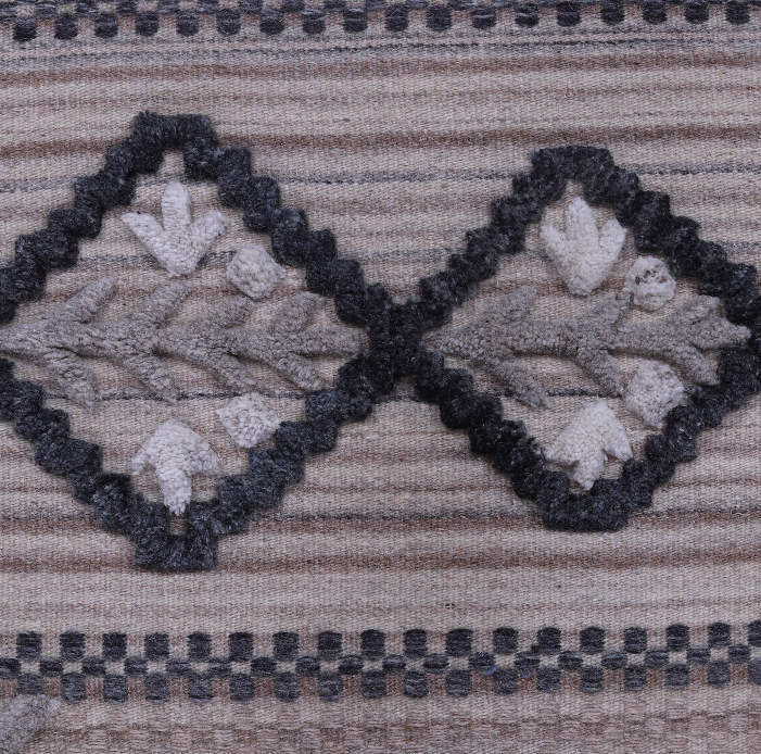 Neutral Wool Carpet – Geometric Banded Elegance