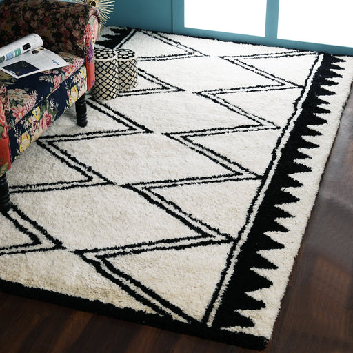 Black and white Chevron Pattern Wool PEQURA Rug