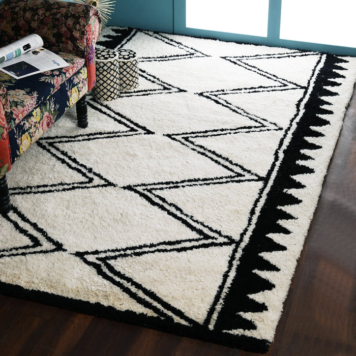 Black and white Chevron Pattern Wool PEQURA Rug